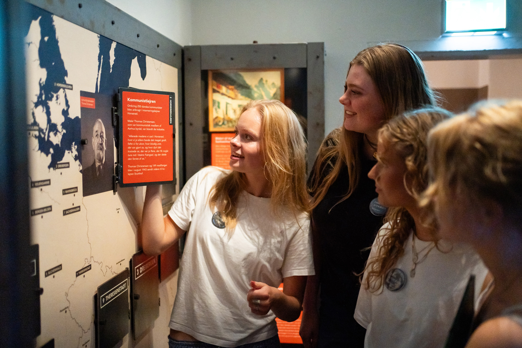 Elever undersøger et kort på Besættelsesmuseet i Aarhus
